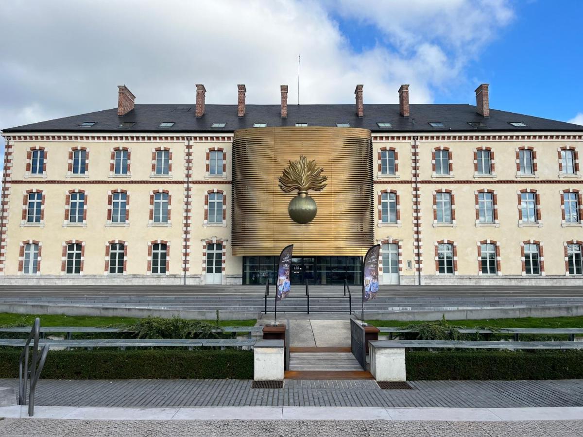 Le Rene Pouteau Apartment Melun Exterior photo